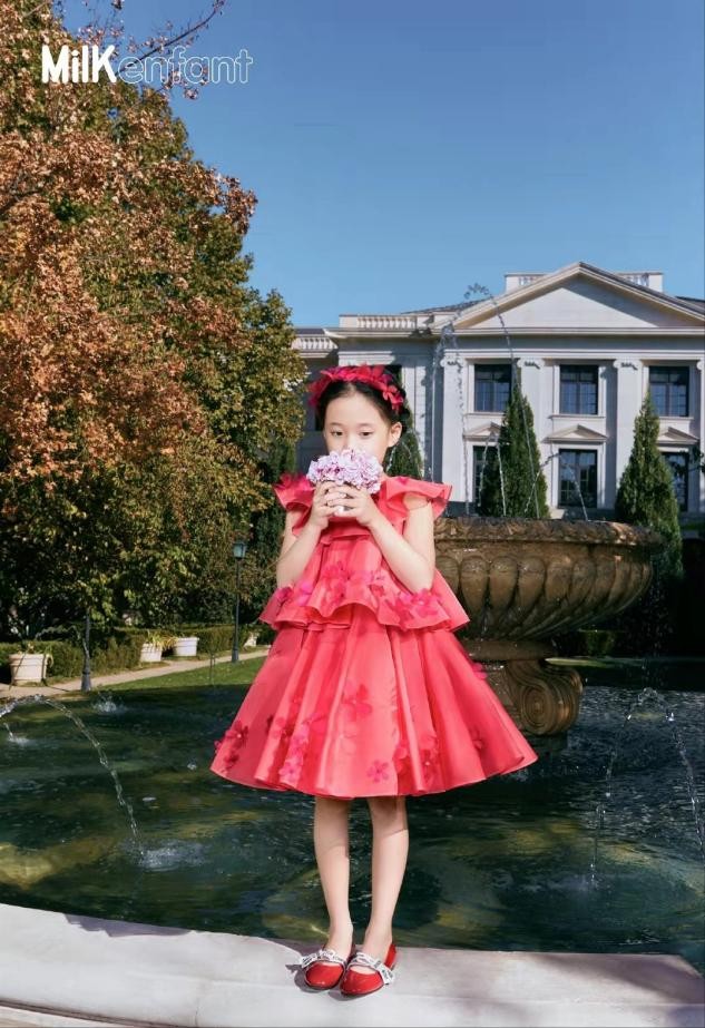 梅婷女儿太像她了！7岁就有标志性黑眼圈，穿公主裙好优雅休闲区蓝鸢梦想 - Www.slyday.coM