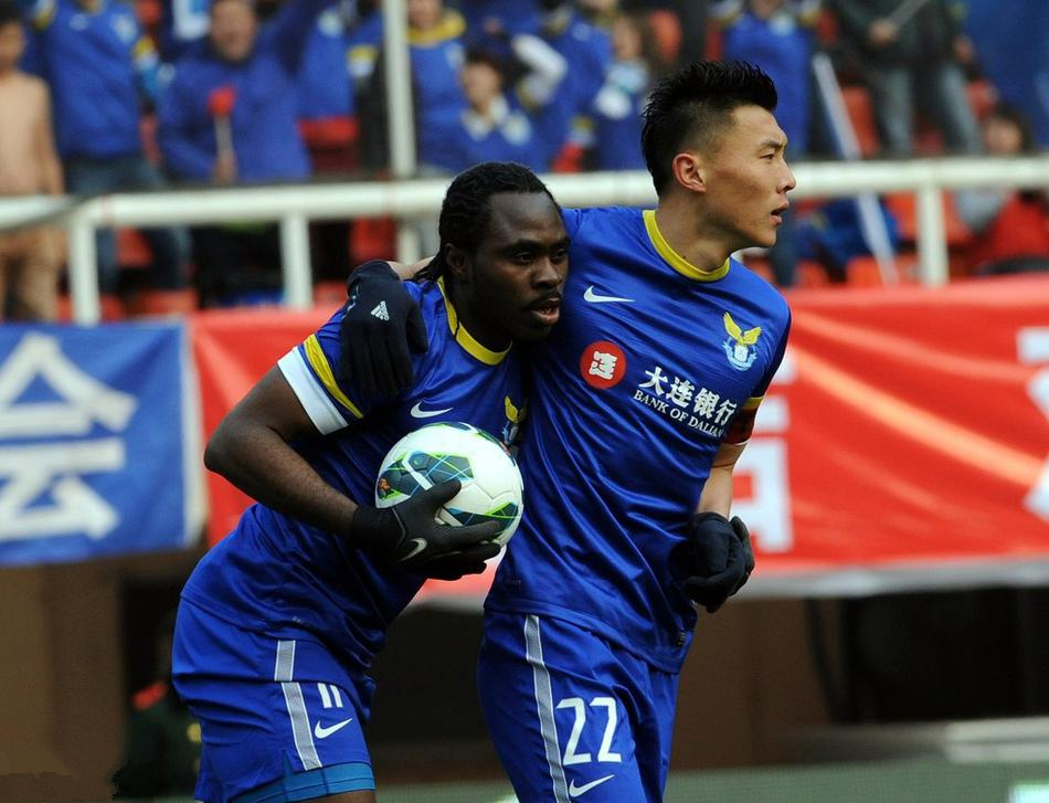 足球老照片2013年中超大连阿尔滨队长于大宝和外援乌塔卡