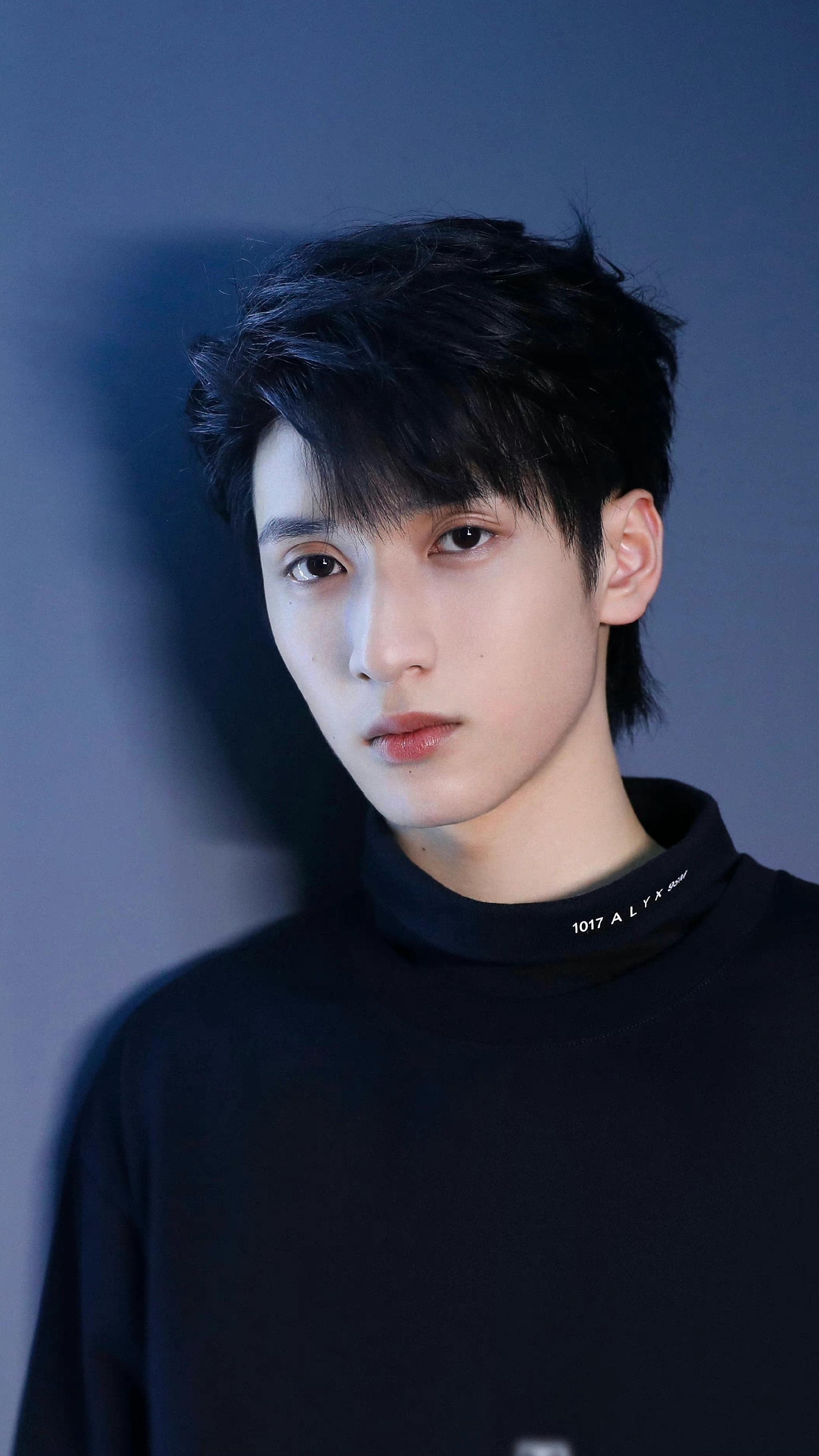 严浩翔晒四宫格随拍浩翔出现一一一一下