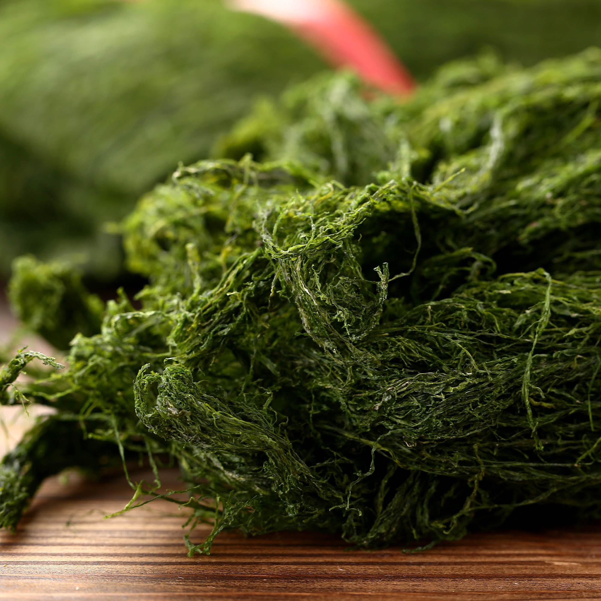 晒好后捆扎成束苔条成品&nbsp;视觉中国 图