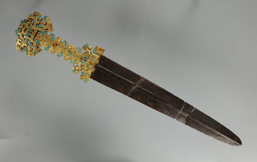 金柄蟠虺紋鑲嵌綠松石鐵劍 春秋 寶雞市考古研究所藏