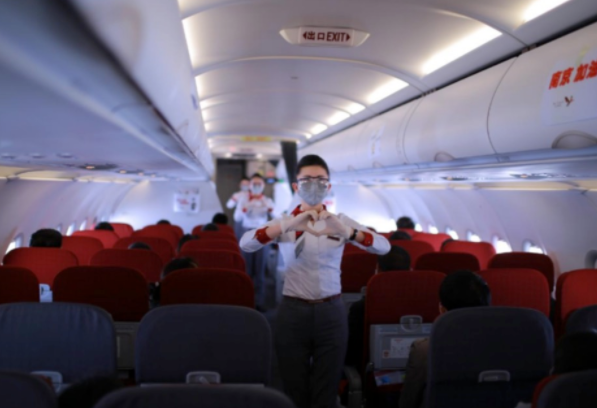 湖南航空客舱服务人员疫情期间为旅客做安全演示。（图片来自湖南航空公司官网）