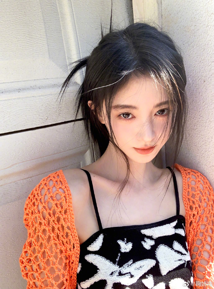 鞠婧祎分享夏日写真怼脸拍颜值能打