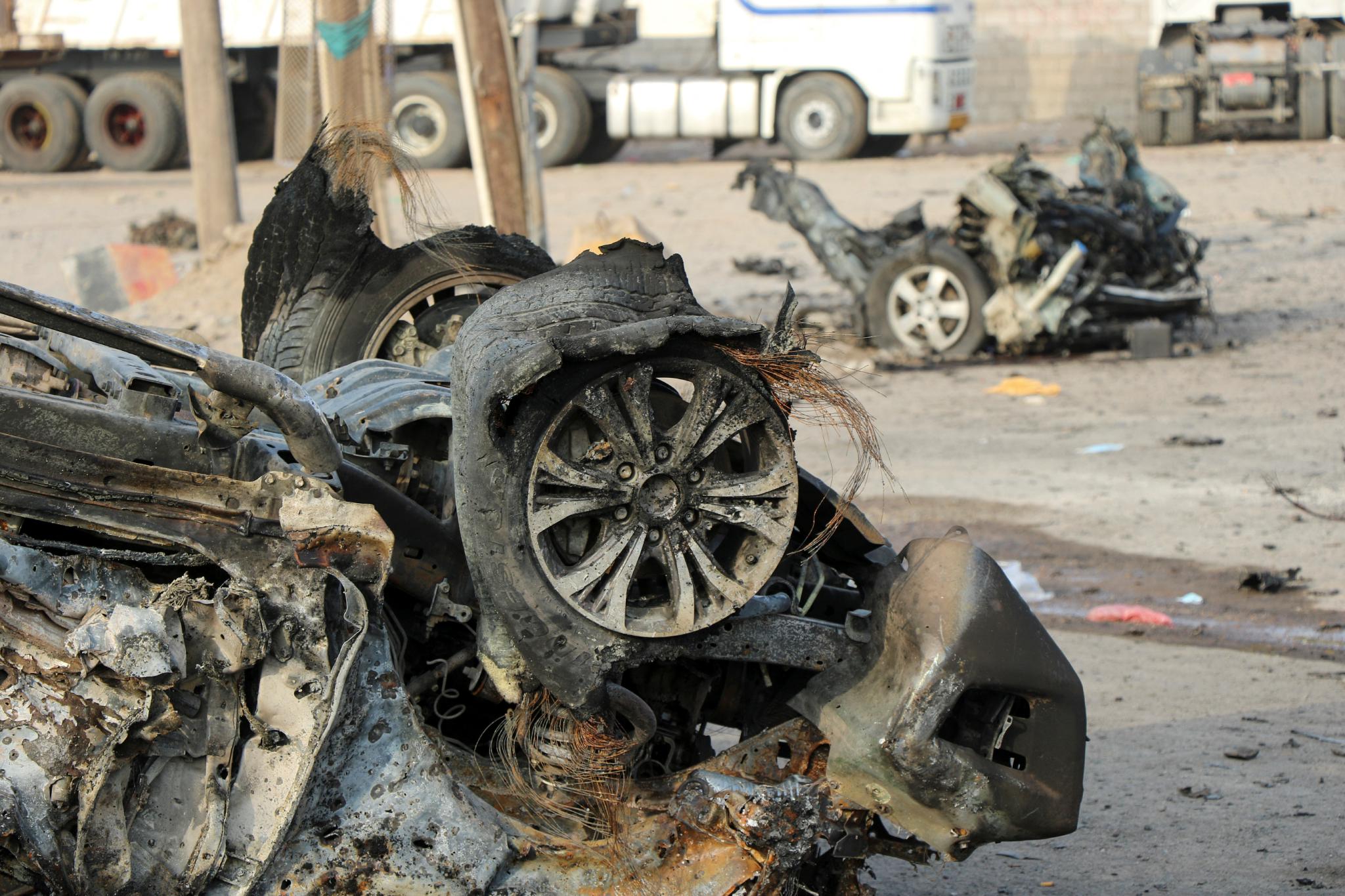 这是3月24日在也门亚丁的汽车炸弹袭击现场拍摄的汽车残骸.