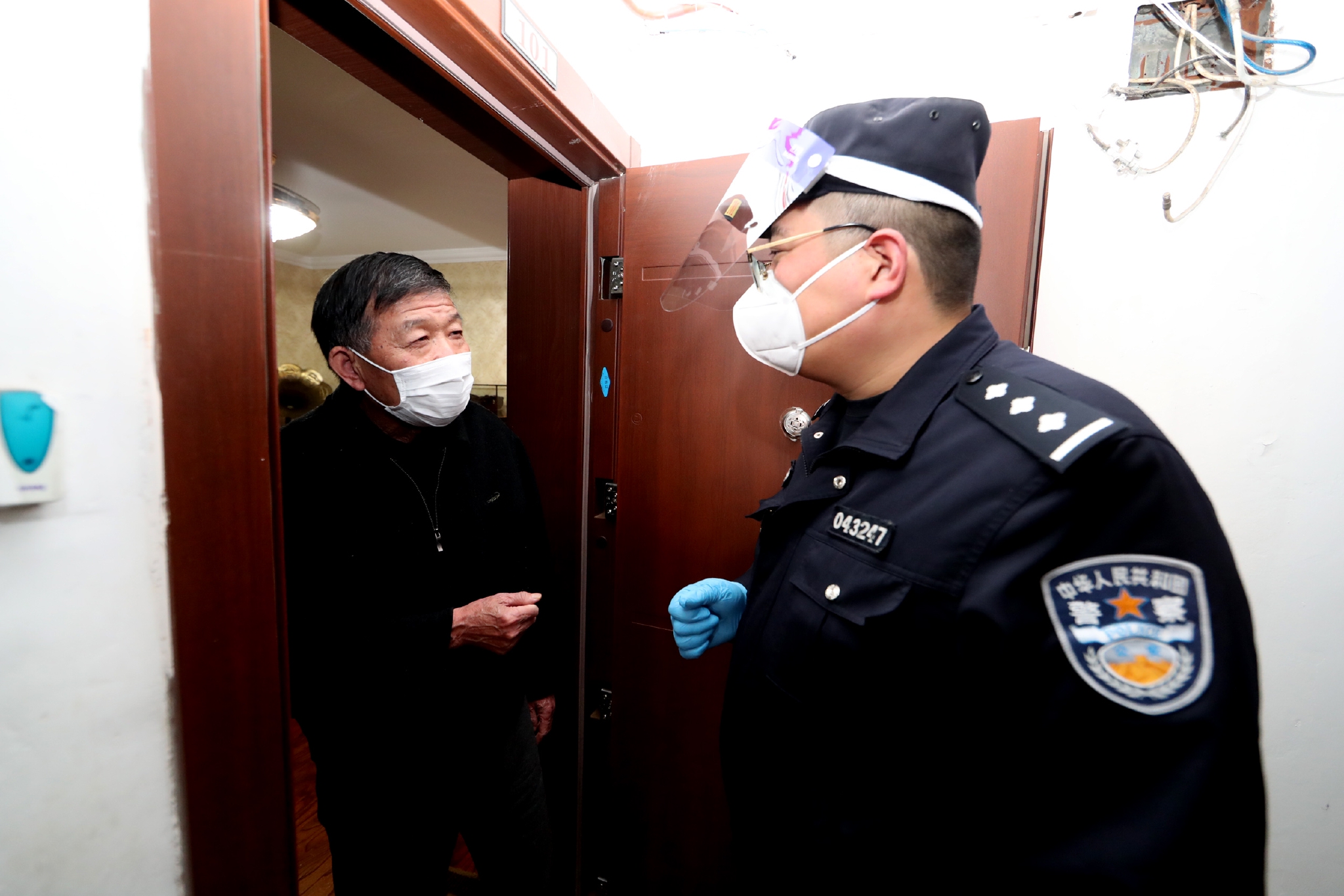 社区民警走访老年居民&nbsp;上海市公安局 供图&nbsp