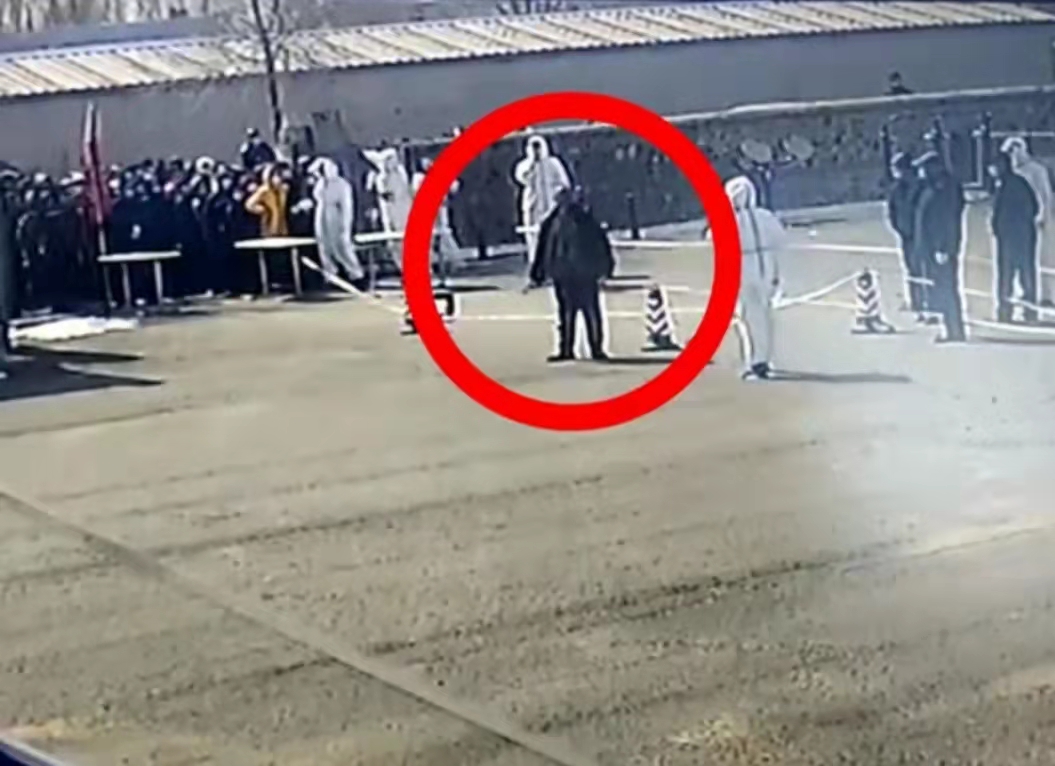 做核酸插队被阻，辽宁一男子拿菜刀追砍防疫人员？通报来了休闲区蓝鸢梦想 - Www.slyday.coM