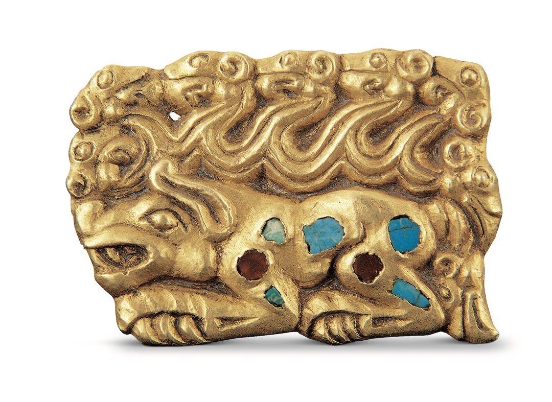 嵌寶石虎鳥紋金牌飾 戰國 內蒙古博物院藏