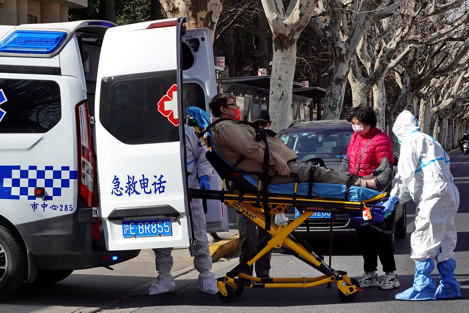 2022年3月5日,一名病人被送上救护车.王定森 图