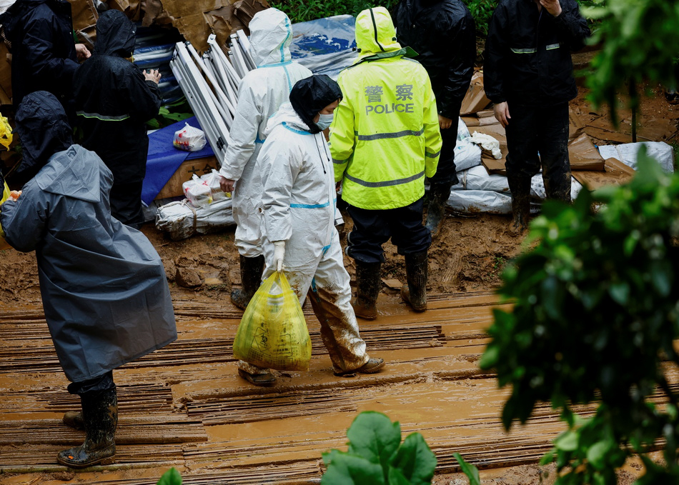 直击搜救第四日：发现遇难者遗物21件，飞机残骸183份休闲区蓝鸢梦想 - Www.slyday.coM