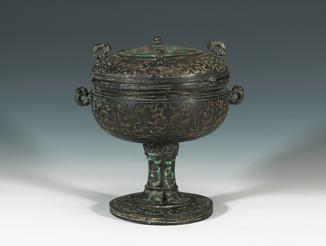 已经出现了陶豆,青铜豆从商代晚期开始出现,盛行于春秋晚期至战国时期