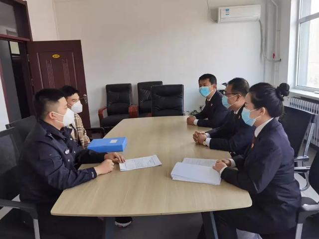 男子插队核酸被阻追砍“大白”，官方通报：已被批捕休闲区蓝鸢梦想 - Www.slyday.coM