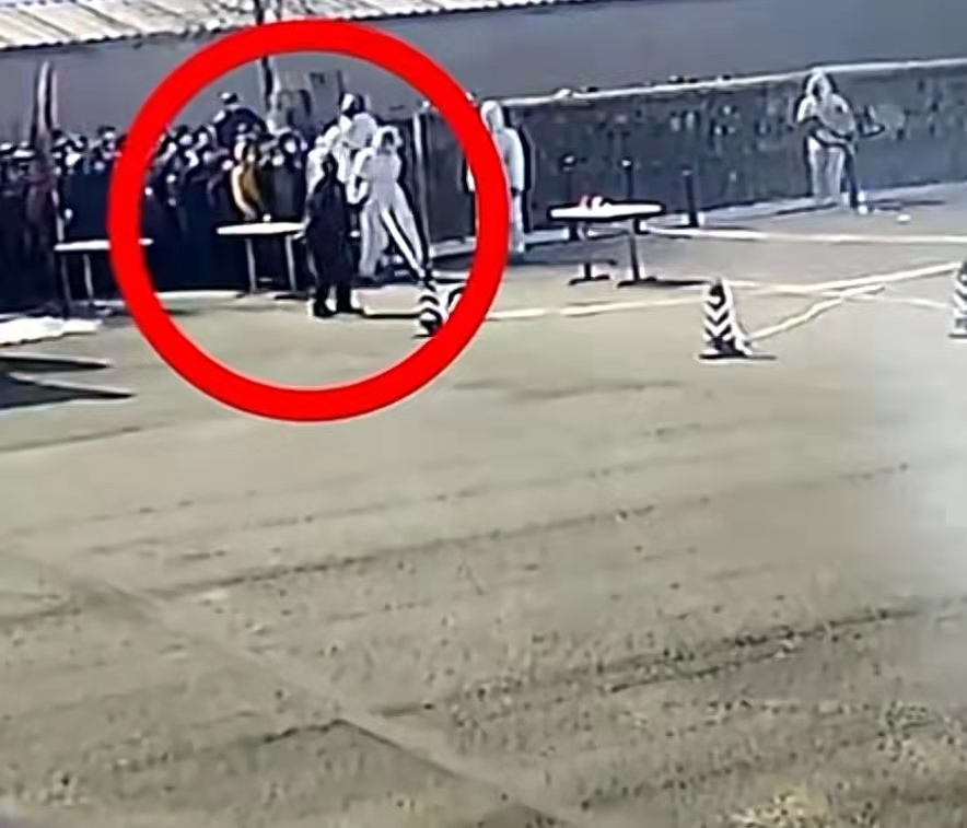 做核酸插队被阻，辽宁一男子拿菜刀追砍防疫人员？通报来了休闲区蓝鸢梦想 - Www.slyday.coM