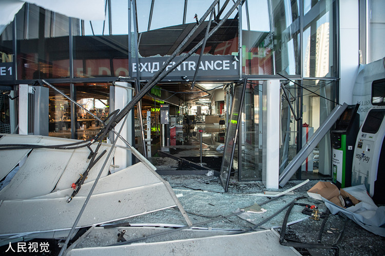 当地时间3月21日，乌克兰首都基辅的一座购物中心遭受炮击后一片狼藉。（图源：人民视觉）