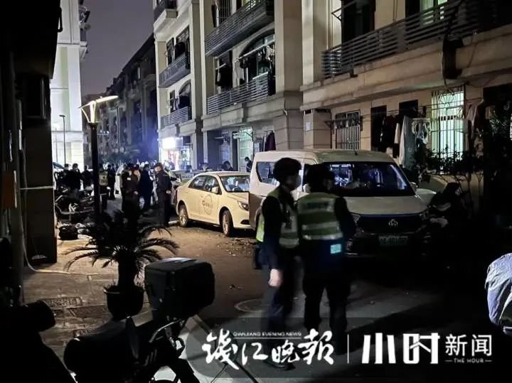 揪心！杭州一小区内发生车辆撞人，造成1死2伤，警方通报：肇事司机已被控制休闲区蓝鸢梦想 - Www.slyday.coM