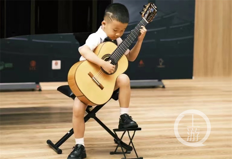 满级人类幼崽！9岁和6岁，全国吉他大赛榜上有名休闲区蓝鸢梦想 - Www.slyday.coM