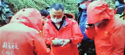 找到一部黑匣子判定为驾驶舱话音记录器已连夜送京译码（图）休闲区蓝鸢梦想 - Www.slyday.coM