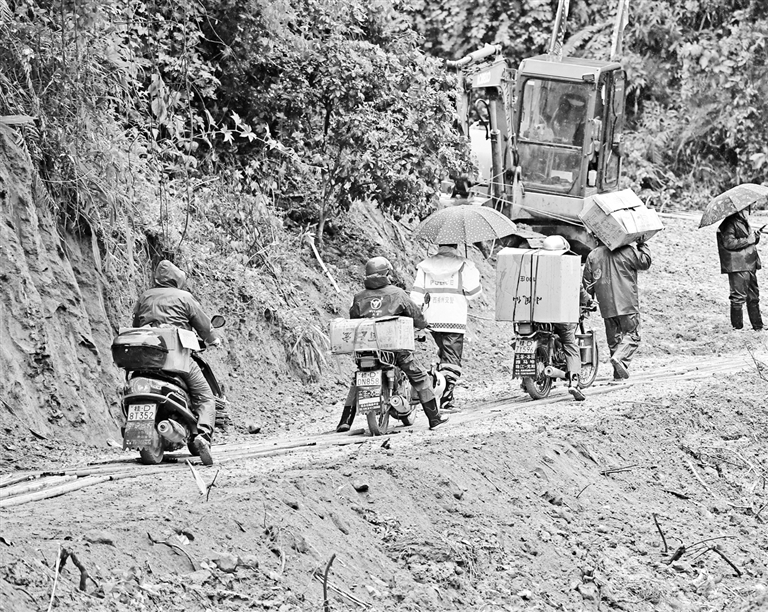 现场发现部分飞机残骸和遗体残骸休闲区蓝鸢梦想 - Www.slyday.coM