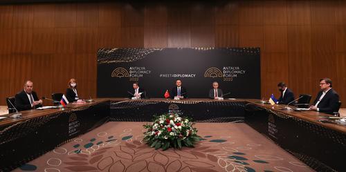 3月10日，俄乌外长在土耳其安塔利亚举行会晤。图/新华社