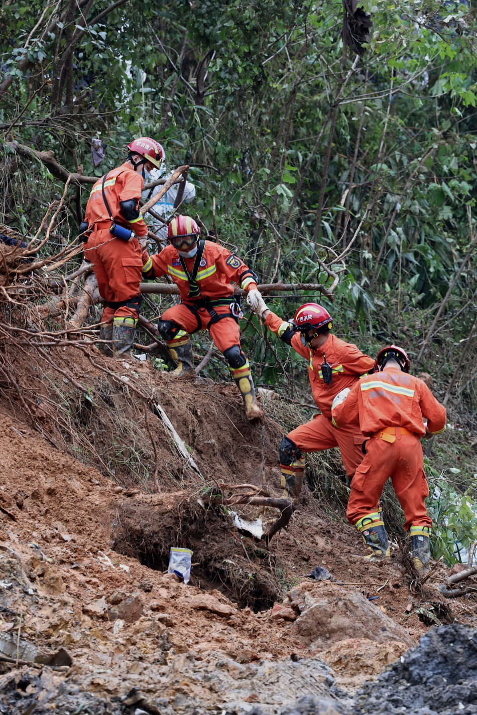 直击搜救第四日：发现遇难者遗物21件，飞机残骸183份休闲区蓝鸢梦想 - Www.slyday.coM