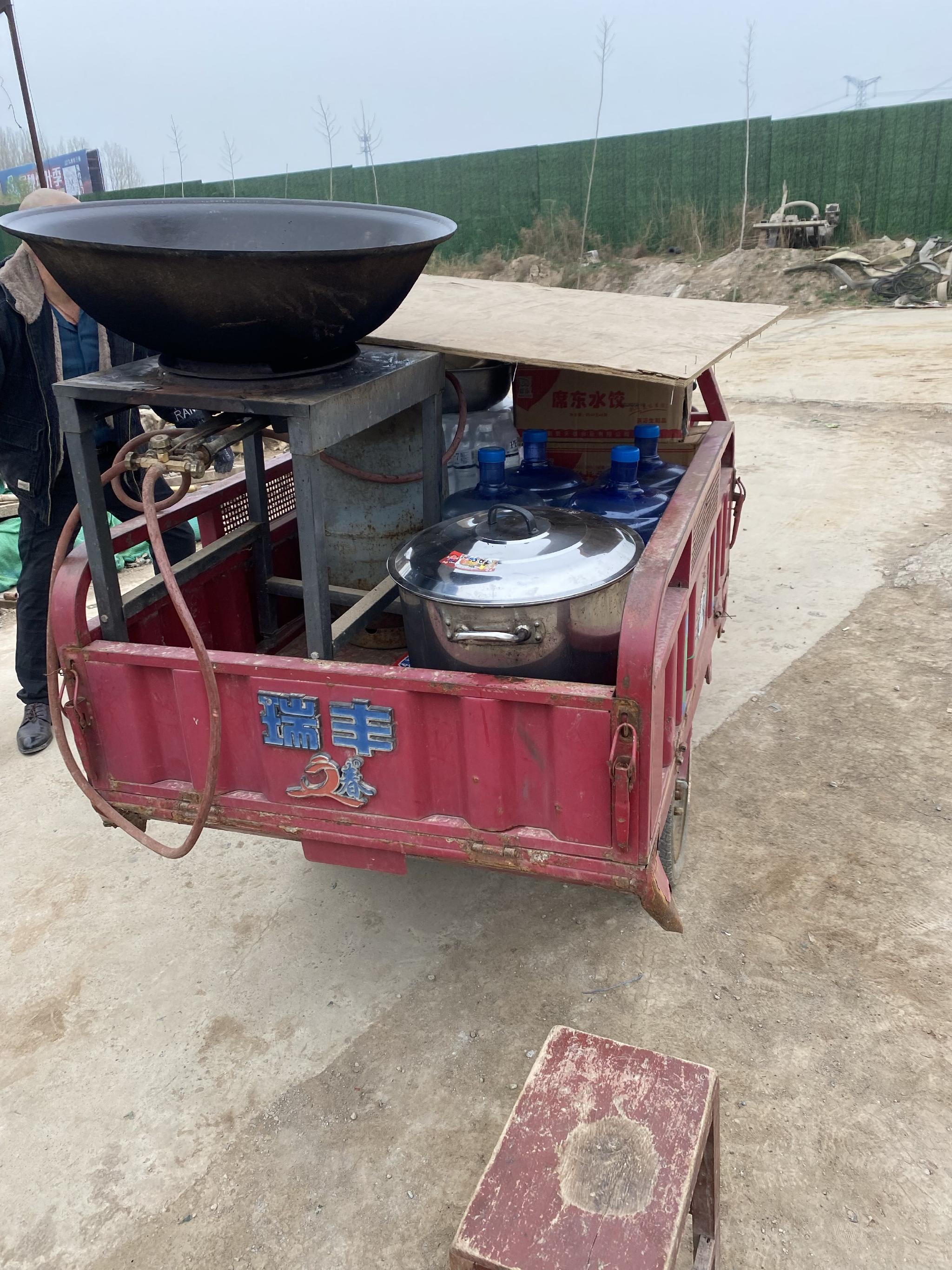 小伙为疫情滞留司机免费做饭：让他们吃上热乎饭，能管一顿是一顿休闲区蓝鸢梦想 - Www.slyday.coM