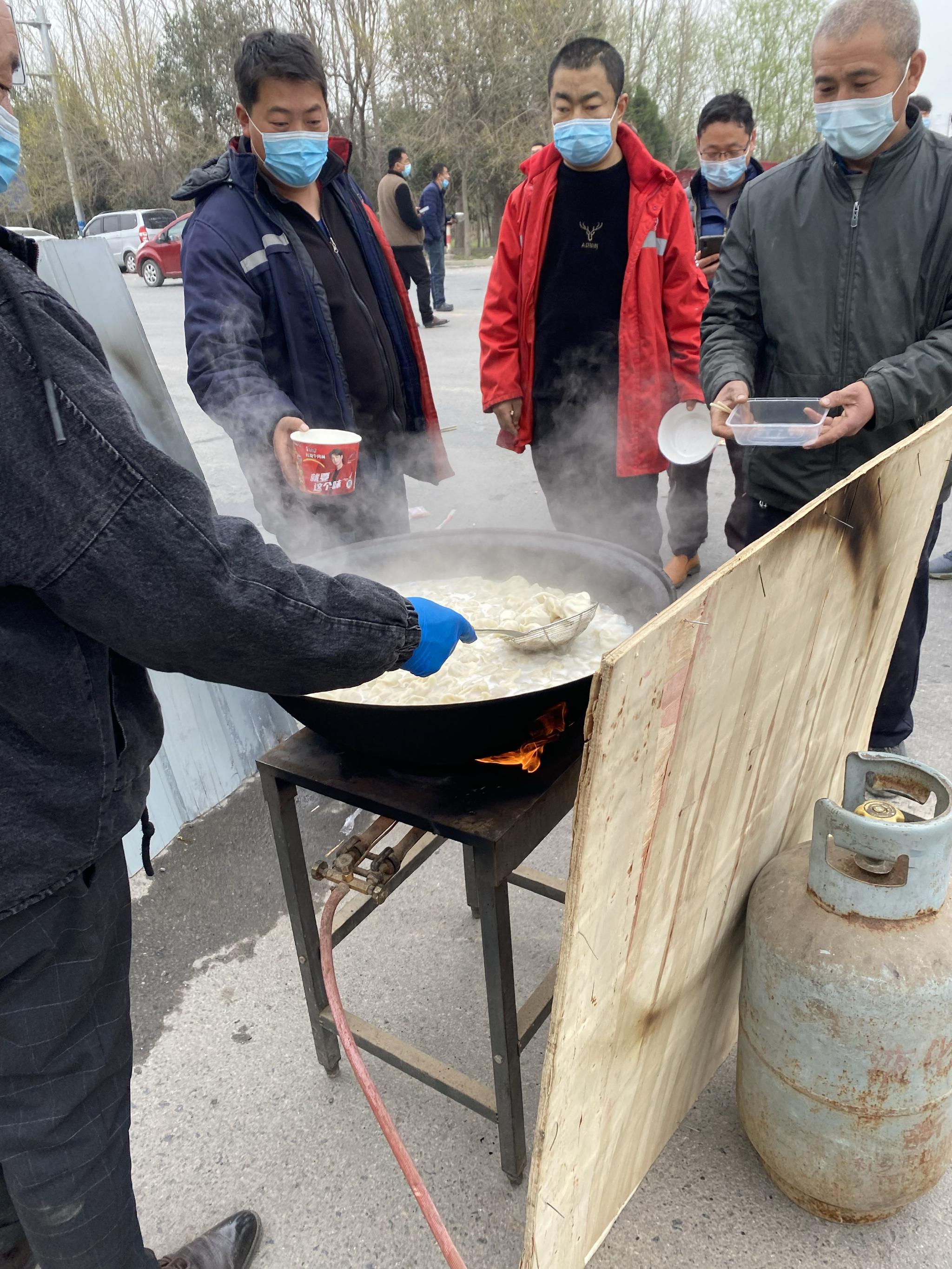 小伙为疫情滞留司机免费做饭：让他们吃上热乎饭，能管一顿是一顿休闲区蓝鸢梦想 - Www.slyday.coM