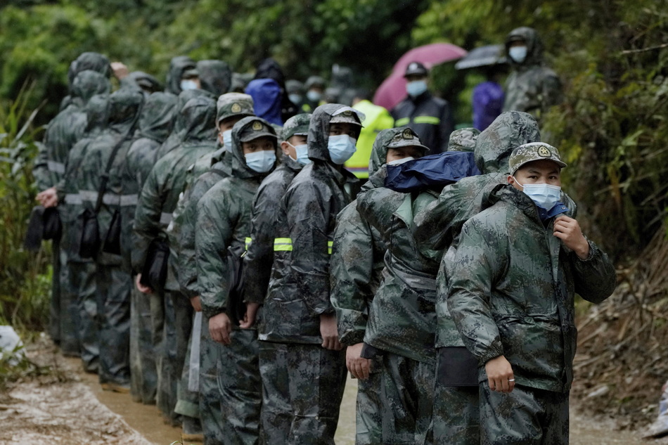 直击搜救第四日：发现遇难者遗物21件，飞机残骸183份休闲区蓝鸢梦想 - Www.slyday.coM