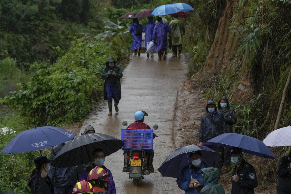 直击搜救第四日：发现遇难者遗物21件，飞机残骸183份休闲区蓝鸢梦想 - Www.slyday.coM