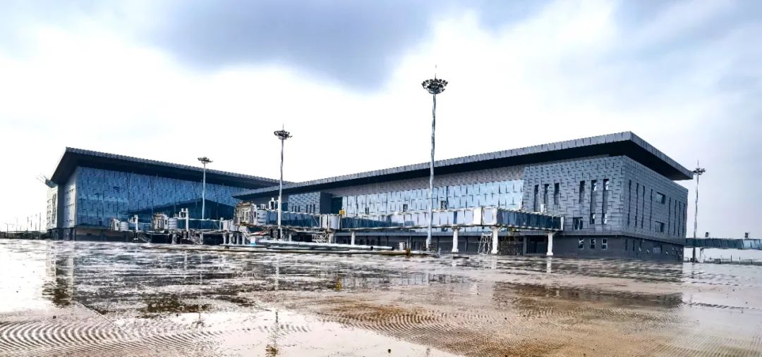 拉各斯旧机场已经使用了44年,空间狭小拥挤,不能满足市民出行需求.