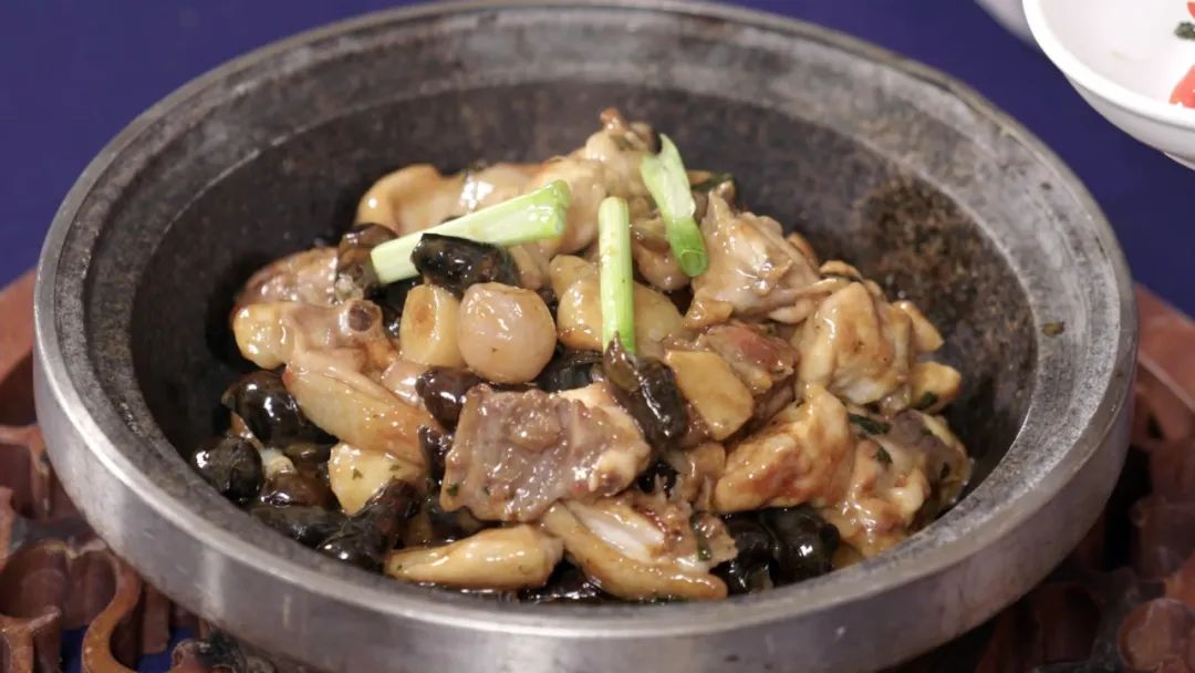 因此,烹制山坑螺往往会加入鸡肉来中和调理,再加入具