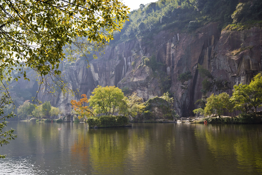奇石奇洞石桥构成奇景浙江三大名湖之一绍兴东湖