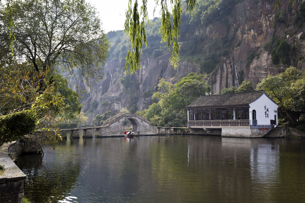 奇石奇洞石桥构成奇景浙江三大名湖之一绍兴东湖