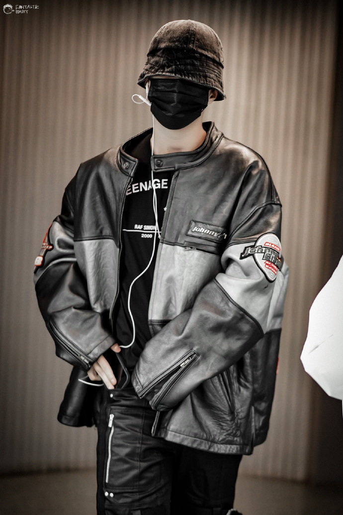 范丞丞机场饭拍图丞丞好会穿这穿搭超酷的祝一切顺利