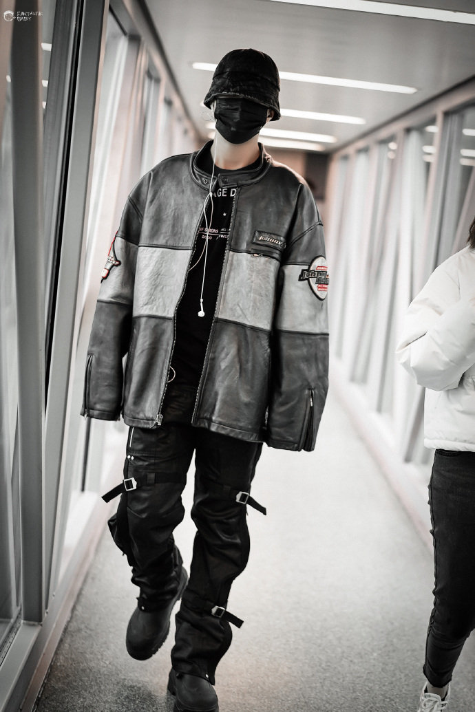 范丞丞机场饭拍图丞丞好会穿这穿搭超酷的祝一切顺利