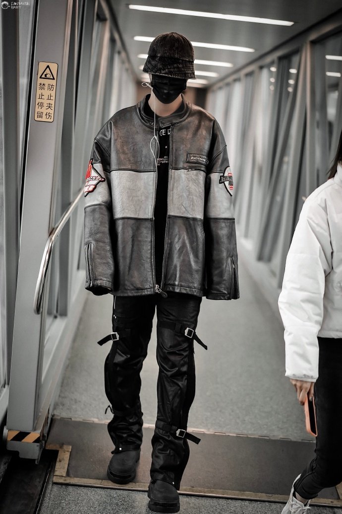 范丞丞机场饭拍图丞丞好会穿这穿搭超酷的祝一切顺利