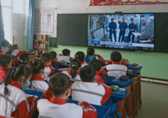 校园动态|包头市昆区包钢十小组织学生观看“天宫课堂”第二课休闲区蓝鸢梦想 - Www.slyday.coM 校园动态|包头市昆区包钢十小组织学生观看“天宫课堂”第二课休闲区蓝鸢梦想 - Www.slyday.coM