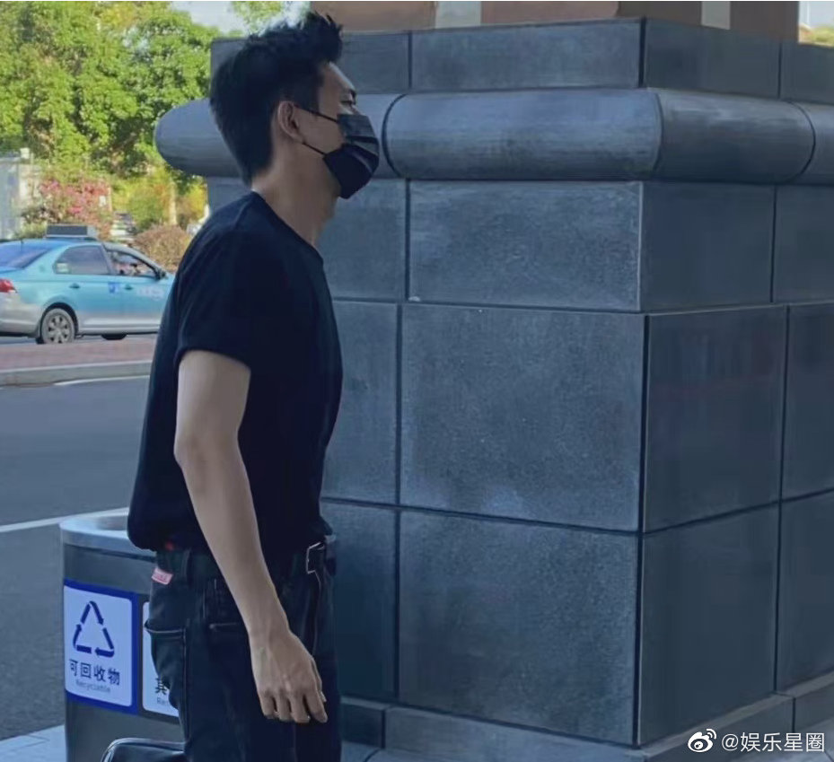 李现最新机场图李现昨日的机场图allblack造型
