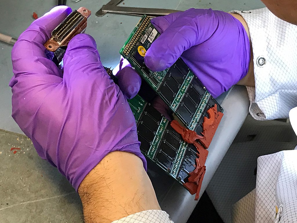 残骸深入地下20米，东航MU5735坠机搜救：如何挖掘？休闲区蓝鸢梦想 - Www.slyday.coM