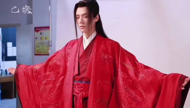 龚俊温客行红衣定妆花絮来啦俊子这一身红衣真的好帅啊剧里都没有怎么