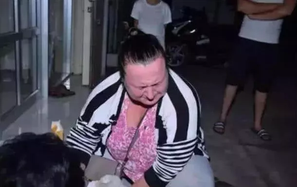 流浪狗被人封住嘴,饿到身上只见肋骨,被人解救的一刻流泪了休闲区蓝鸢梦想 - Www.slyday.coM 流浪狗被人封住嘴,饿到身上只见肋骨,被人解救的一刻流泪了休闲区蓝鸢梦想 - Www.slyday.coM