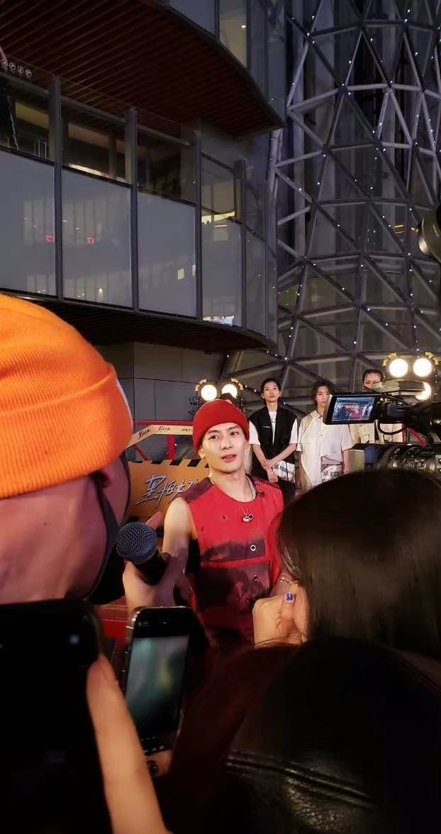 的回到了韩国,这也是王嘉尔在2021年正式回国发展之后的再一次回到韩