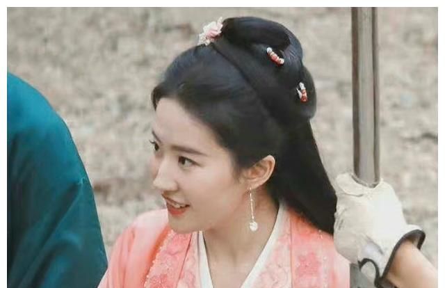 偶遇34岁刘亦菲,路边吃饭接地气!生图毫无ps,被赞气质出众休闲区蓝鸢梦想 - Www.slyday.coM 偶遇34岁刘亦菲,路边吃饭接地气!生图毫无ps,被赞气质出众休闲区蓝鸢梦想 - Www.slyday.coM