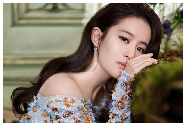 偶遇34岁刘亦菲,路边吃饭接地气!生图毫无ps,被赞气质出众休闲区蓝鸢梦想 - Www.slyday.coM 偶遇34岁刘亦菲,路边吃饭接地气!生图毫无ps,被赞气质出众休闲区蓝鸢梦想 - Www.slyday.coM