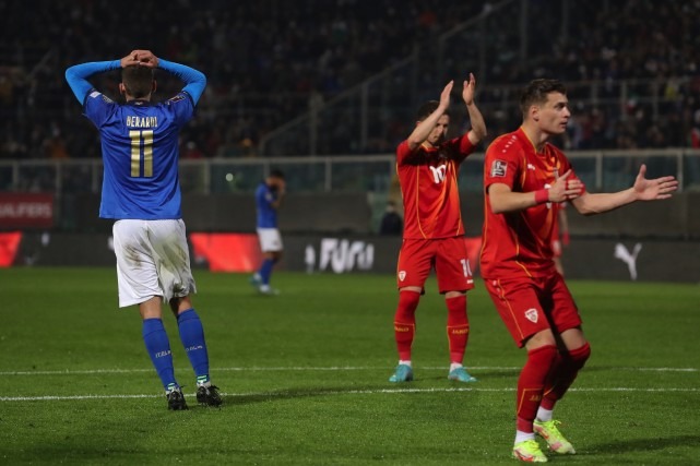 意大利无缘世界杯头号罪人浪射8脚空门不进赛后捂脸长跪不起