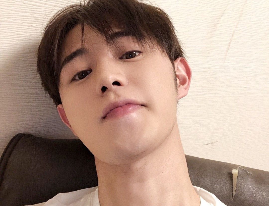 童锦程和殷世航拖鞋比身高一个净身高1米58一个是1米68