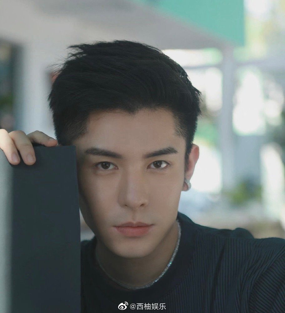 中扑哧君的扮演者@林皓洋 因为整容登上热搜