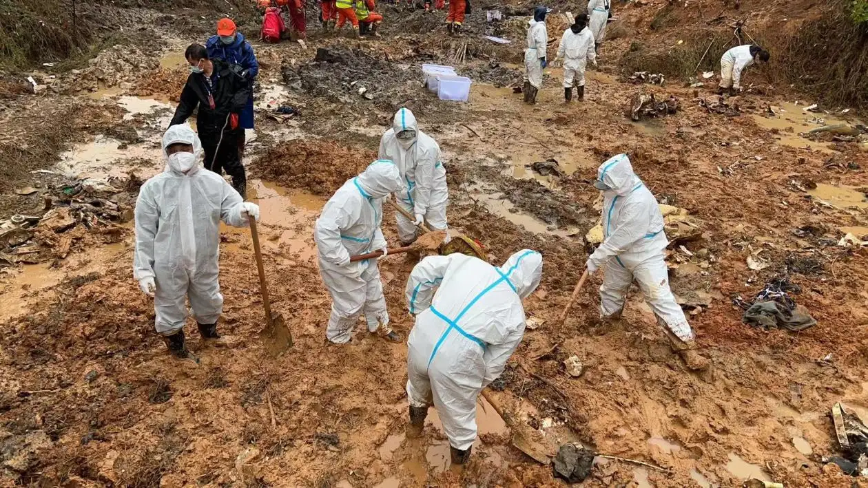 东航MU5735搜救，飞机残骸深入地下20米，为何不使用挖掘机？休闲区蓝鸢梦想 - Www.slyday.coM