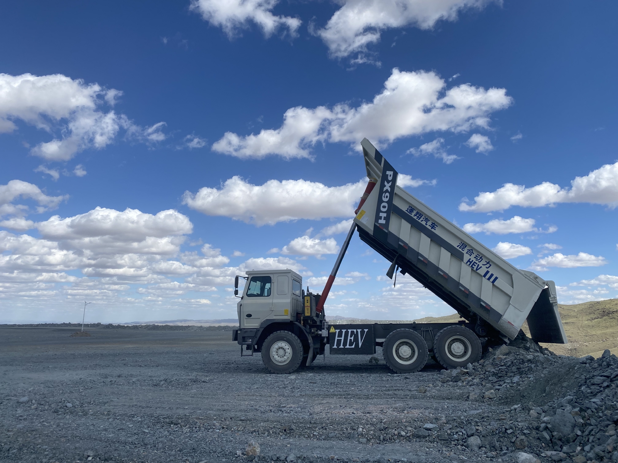"双碳"背景下,电动化技术的不断成熟与用户认可度不断提高,电动工程车