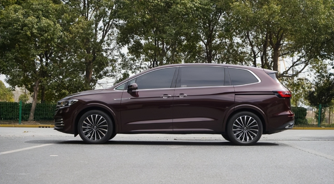 上汽大众新威然上市大家庭首选mpv驾到