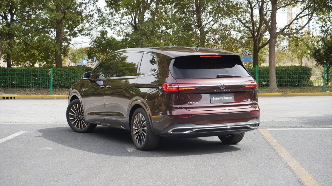 威然在外观上堪称同级别的典范,它没有过去mpv车型那种"面包车"的设计