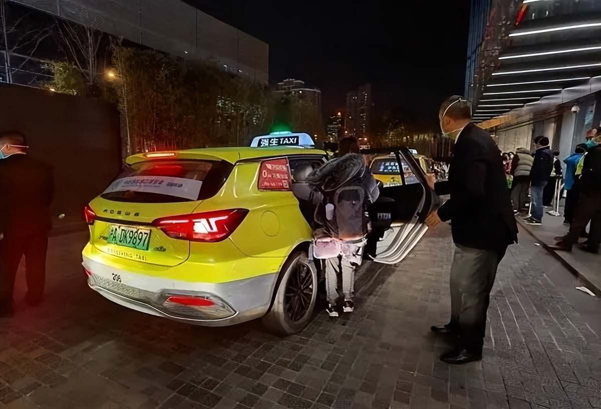 街道工作人员有序地组织,938辆次荣威ei5出租车在100分钟内把2091人
